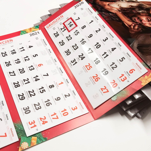 Kalendarz z Twoim zdjęciem leżący na biurku